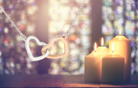 Jewelry316 心連心項鍊與溫暖燭光意象，象徵為小天使點一盞燈，傳遞永恆的陪伴與守護。
