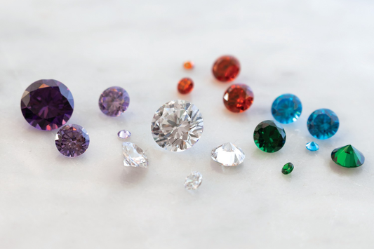 鋯石是什麼？與鑽石有什麼差別？3分鐘帶你了解鋯石等級、保養與選購要點